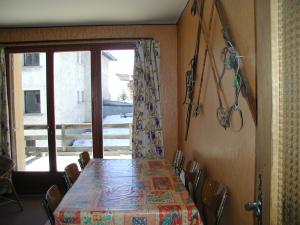 The dining table comfortably sits 6