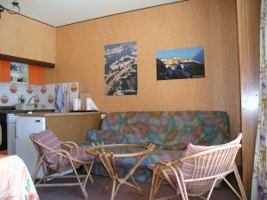 Sitting area with chairs